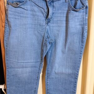 Stylish Levi’s Shaping Skinny Capri Jeans